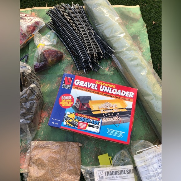 Model Train Set with Accessories - Picture 4 of 6